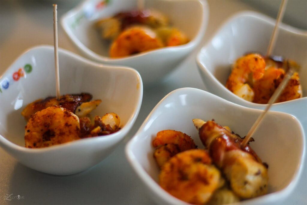 Fingerfood: Hühnerspießchen mit Prosciutto und Salbei auf Kokos-Kartoffelpüree