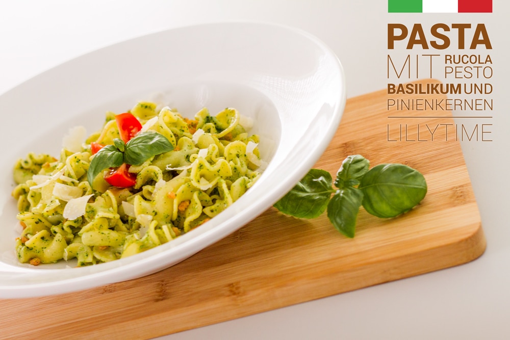 Pasta mit Rucola-Pesto und Lachs