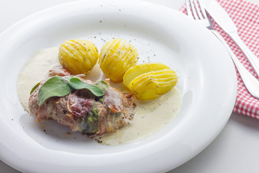 Saltimbocca mit Parmesansauce und Fächerkartoffeln