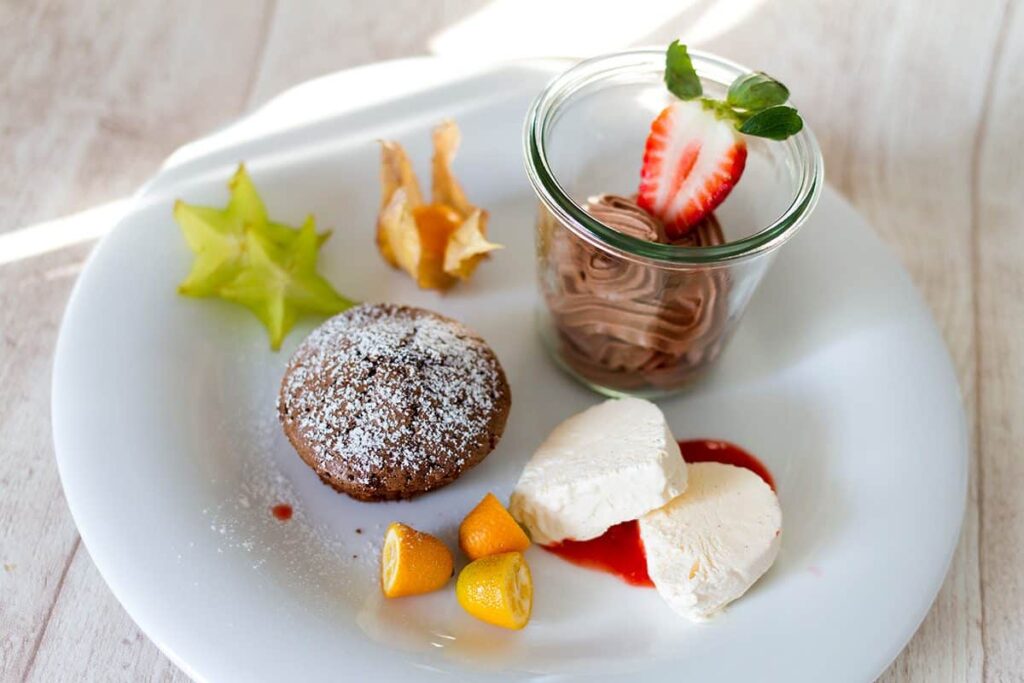 Dessertvariation: Warmes Schokoküchlein, Vanilleparfait und Schokoladenmousse