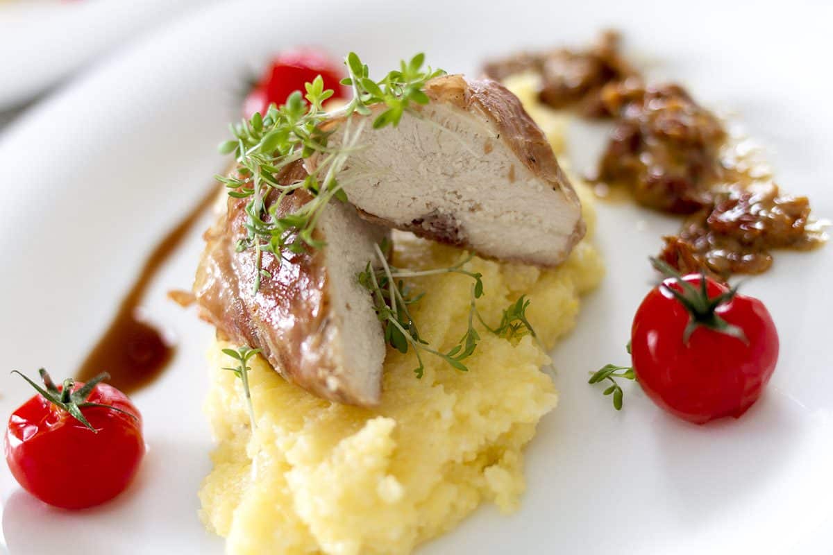 Hühnerfilet im Prosciuttomantel und Polenta