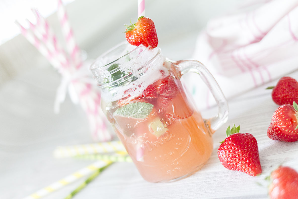 Erfrischende Limonade mit Erdbeeren und Rhabarber