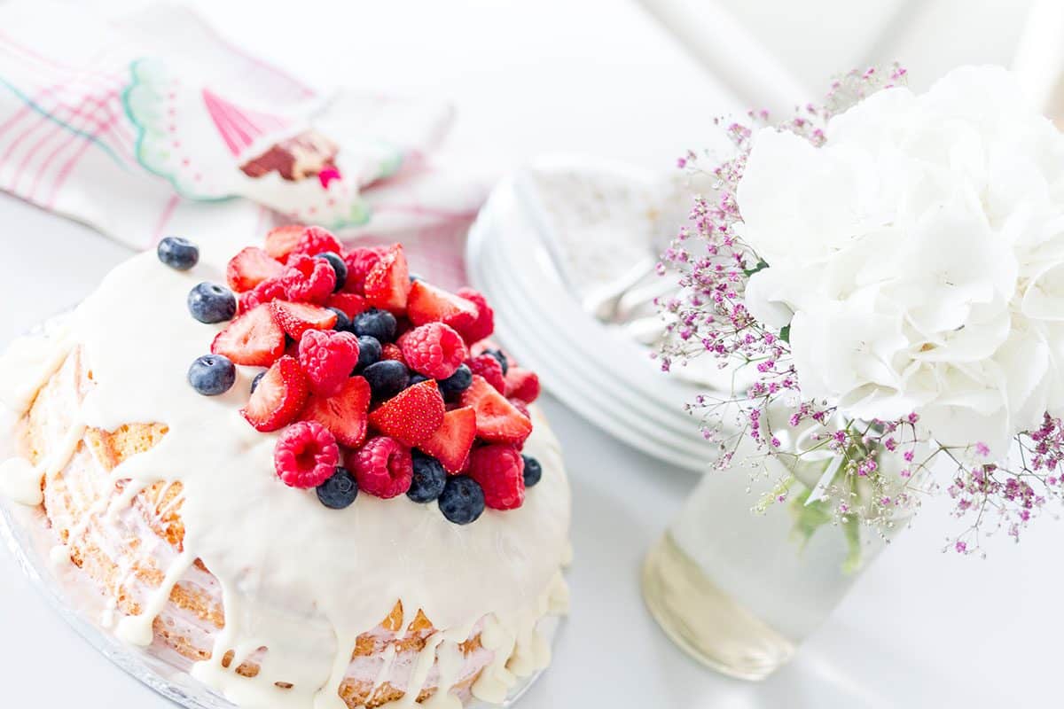 Naked Cake mit Mascarponecreme und Früchten