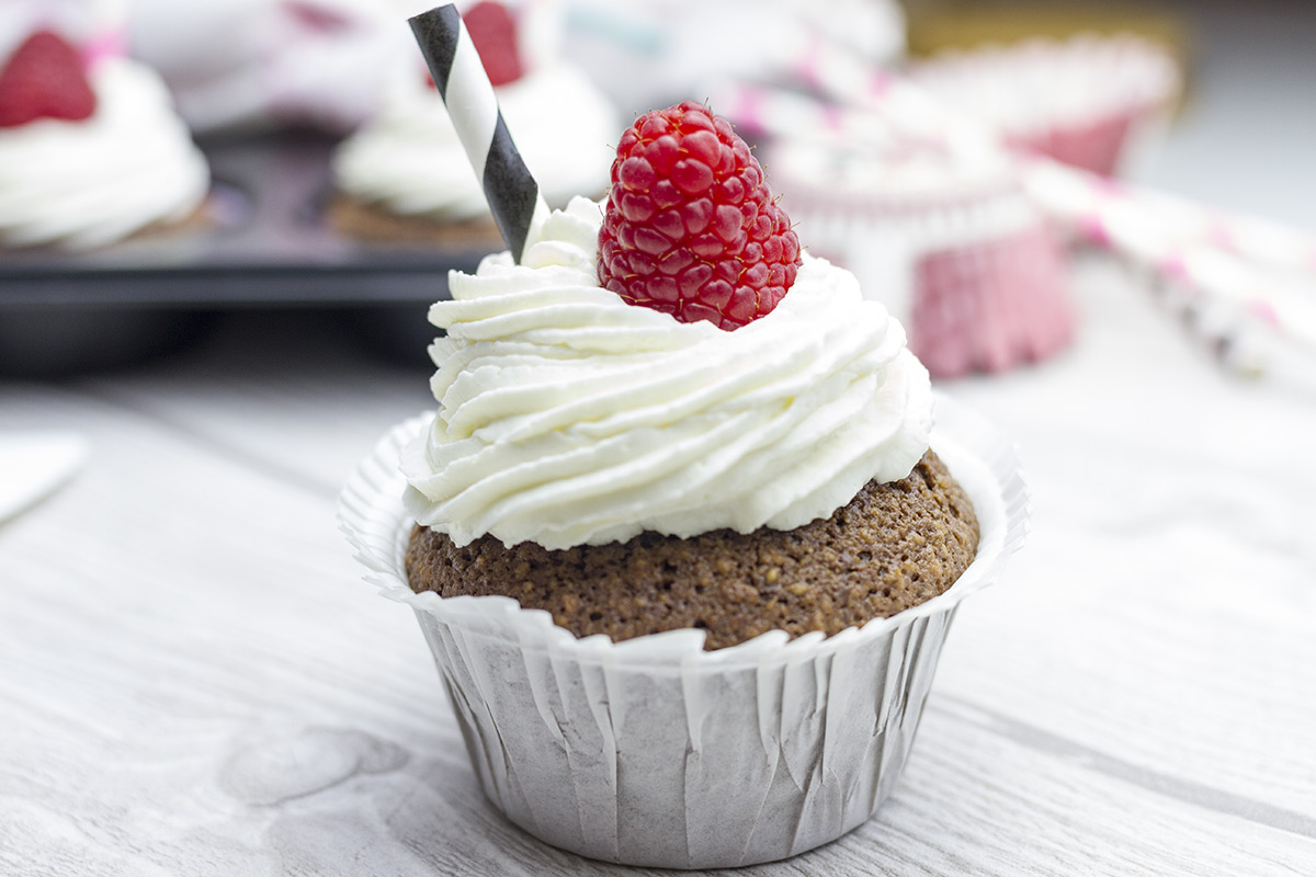 Brownie-Cupcakes mit Vanille-Topping