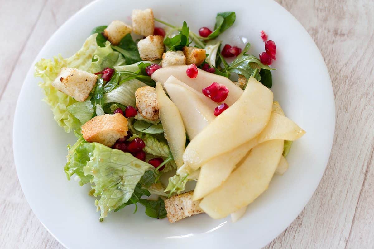 Wintersalat mit Chili-Karamell-Birnen und Zimtcrôutons