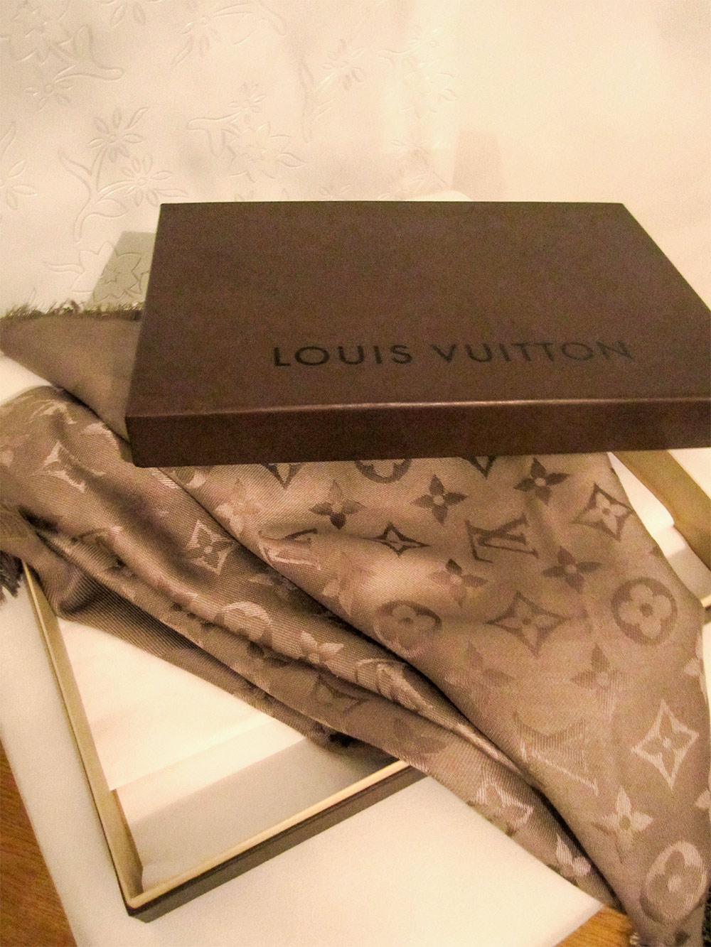Stilvoller Begleiter: Großes Tuch von Louis Vuitton
