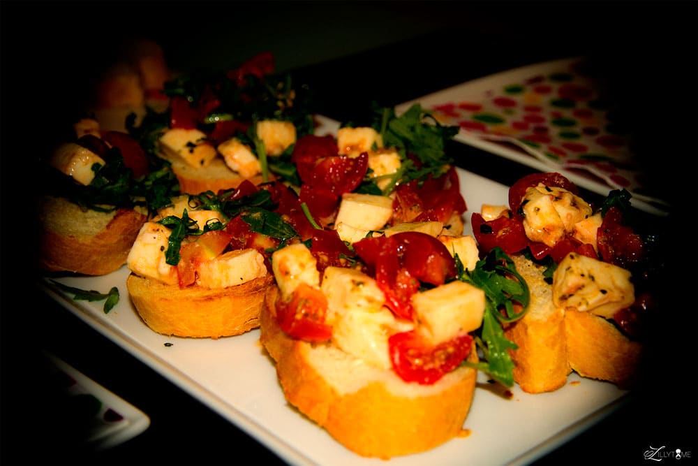 Crostini mit Tomaten, Mozzarella und Rucola