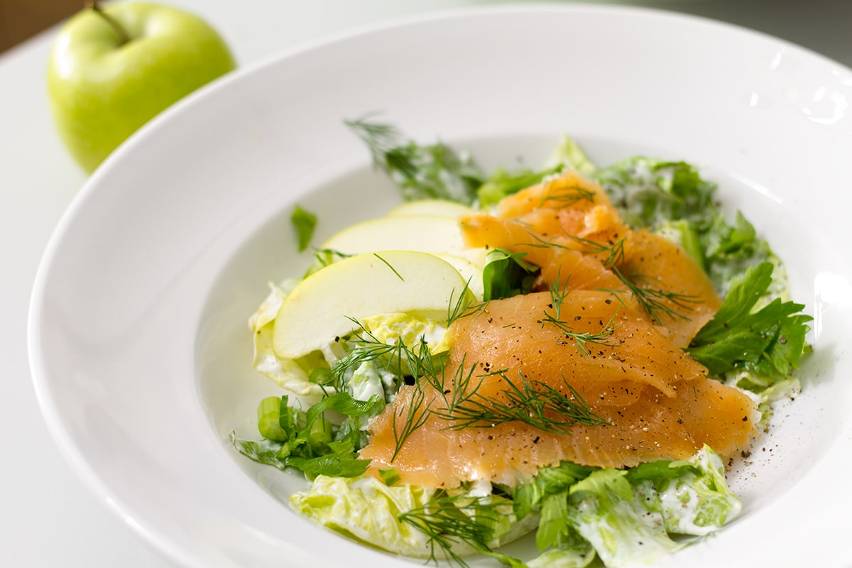 Endivien-Sellerie-Salat mit Apfel und Räucherlachs