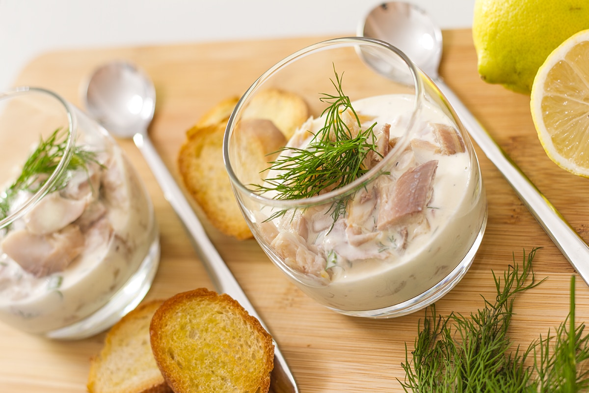 Fingerfood in Gläsern: Forellensalat mit geröstetem Baguette