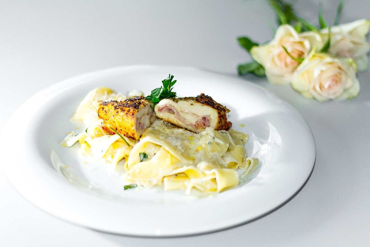 Pasta al limone mit Hühnerröllchen