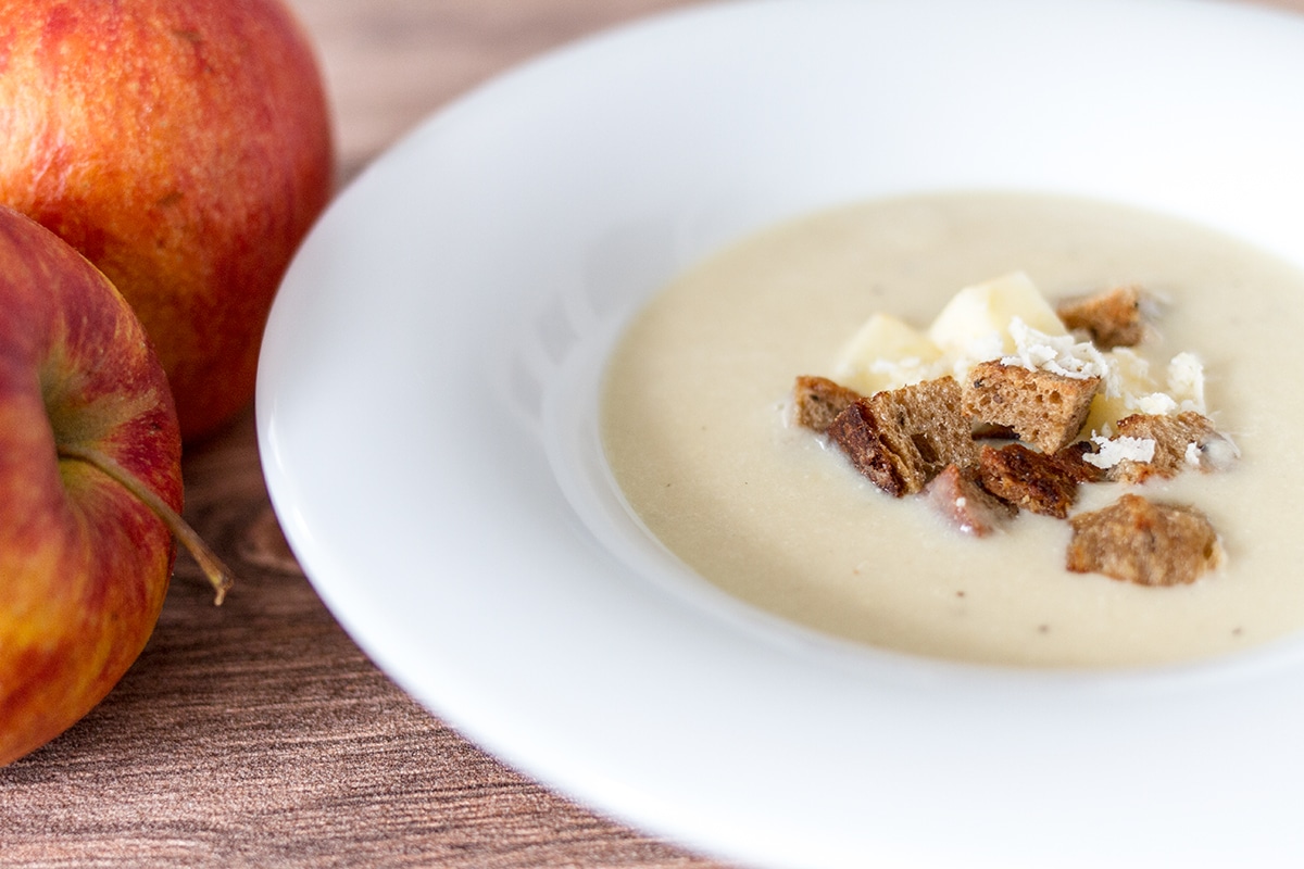 Krenschaumsuppe mit Apfel