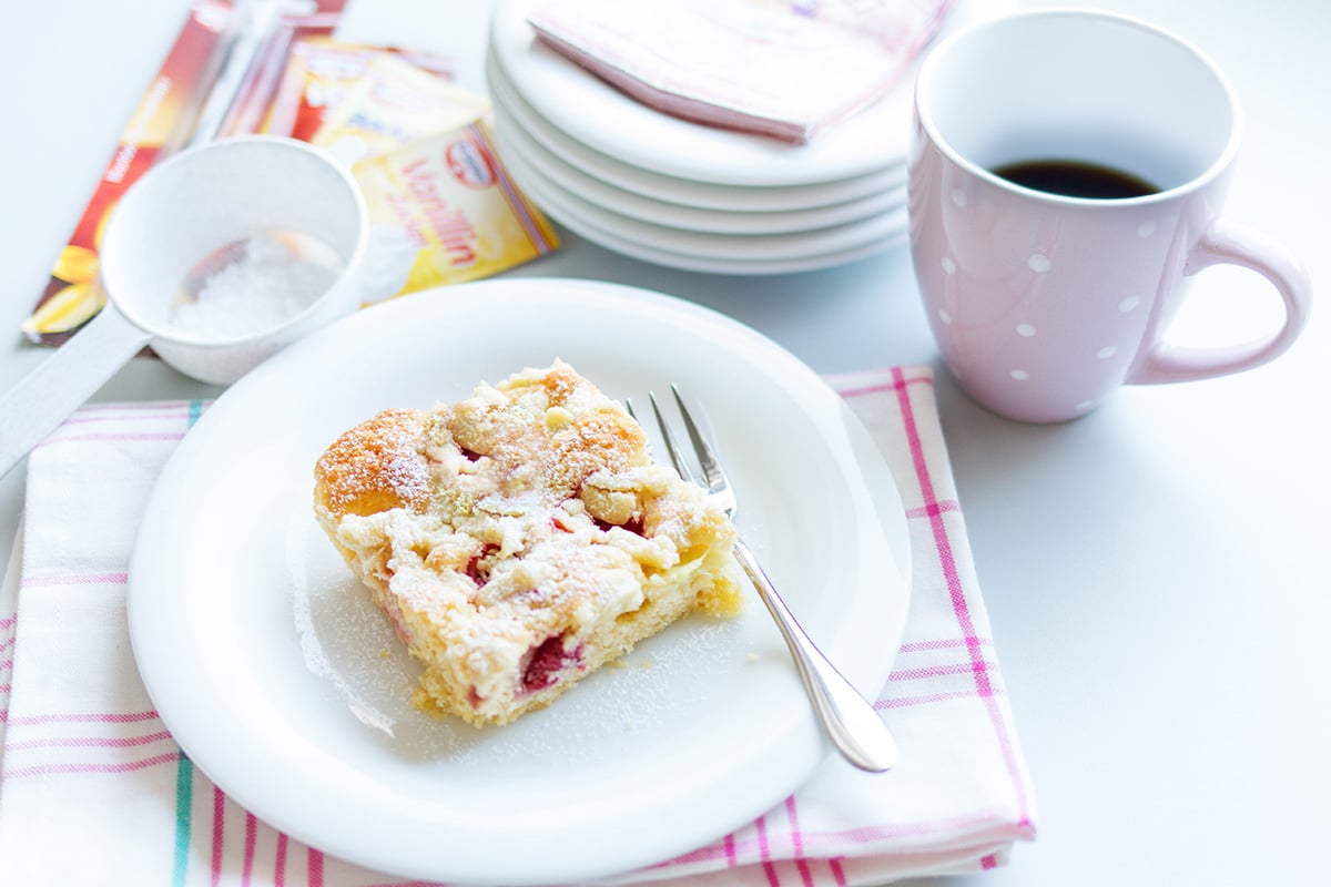 Streuselkuchen mit Erdbeeren und Rhabarber