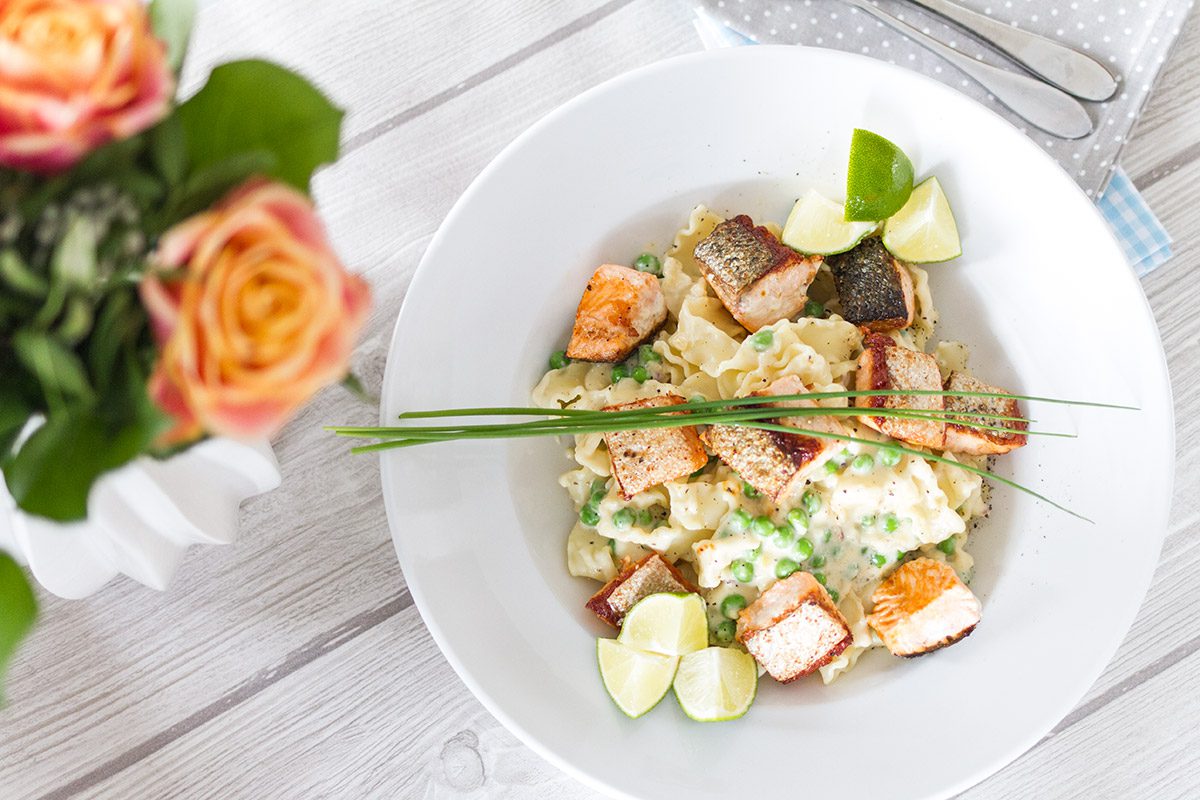 Pasta mit Lachs, Erbsen und Limettensauce