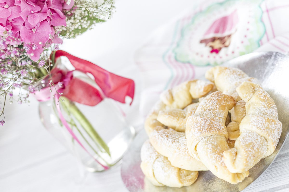 Marmeladekipferl mit Topfenteig