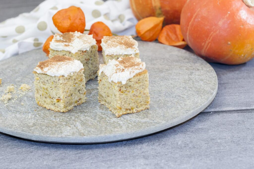 Saftiger Kürbiskuchen mit Zimtfrosting