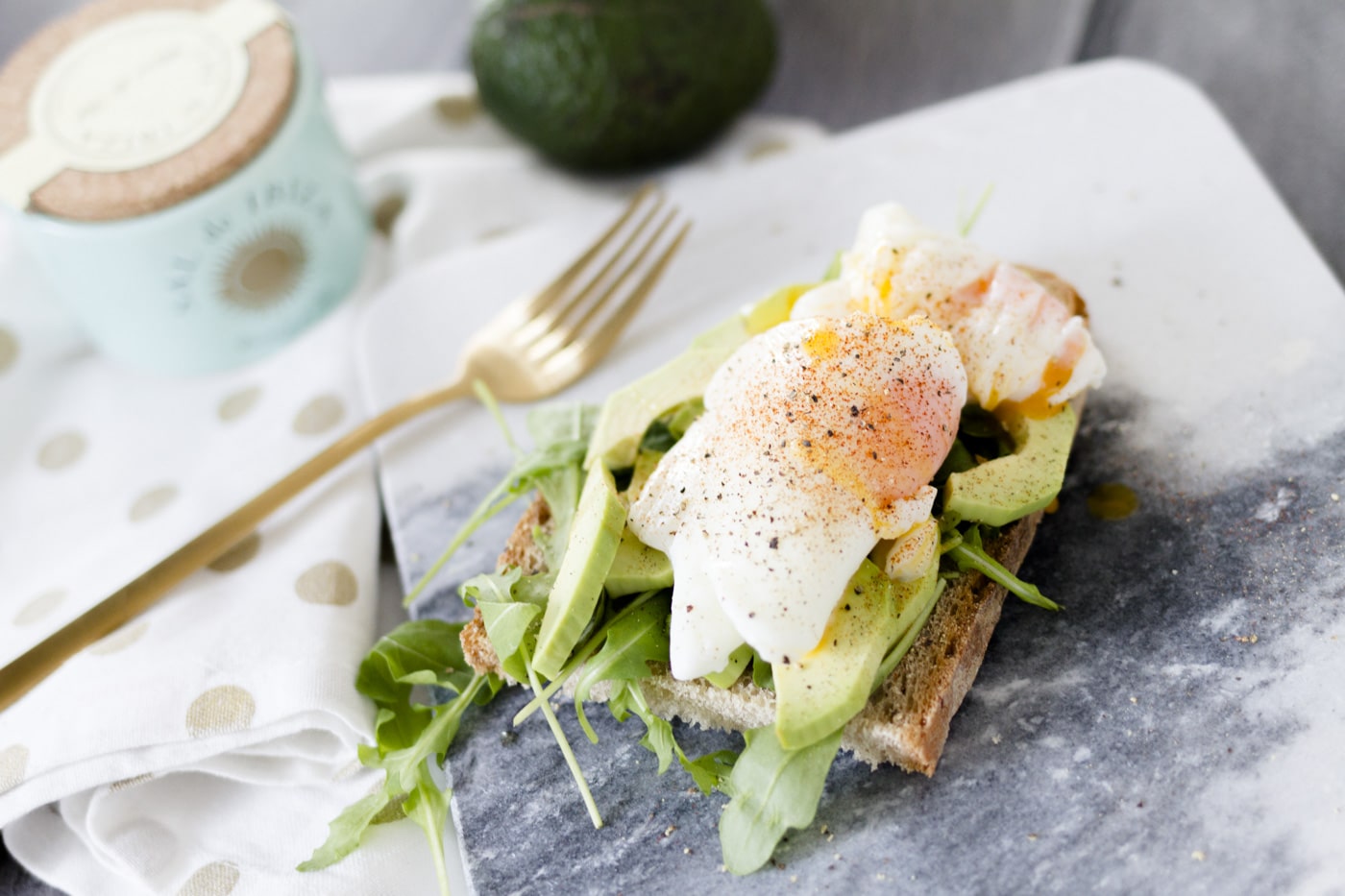 Pochiertes Ei mit Avocado auf Knusperbrot