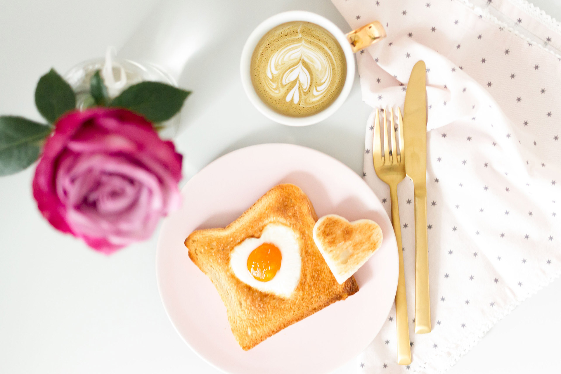 Valentinsspecial: Toast mit Spiegeleiherz