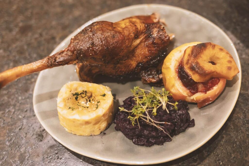 Martinispecial: Gans mit Walnuss-Serviettenknödel und Bratapfel