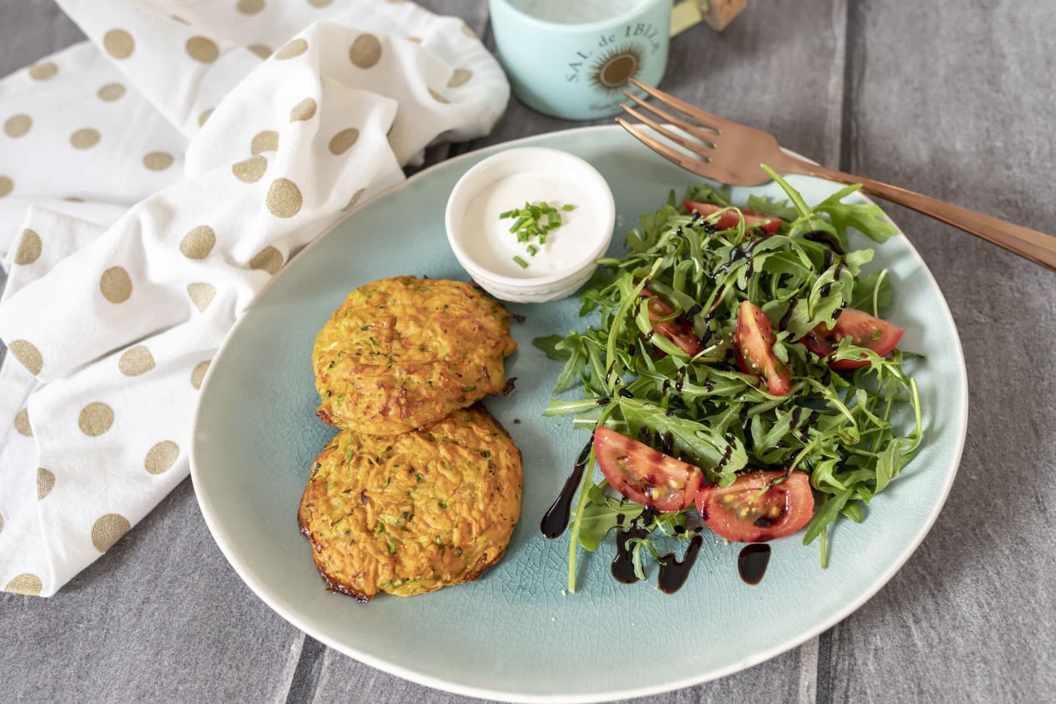 Süßkartoffel-Gemüse-Puffer mit Sauerrahmdip