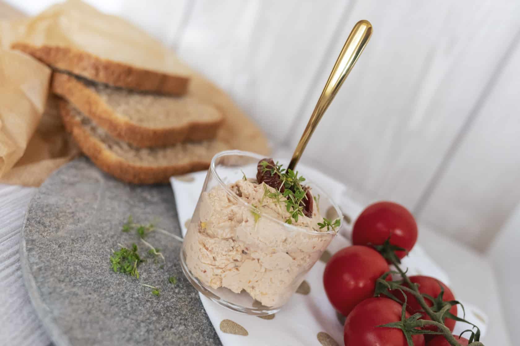 Frischkäse-Aufstrich mit getrockneten Tomaten und Dattel-Curry-Aufstrich