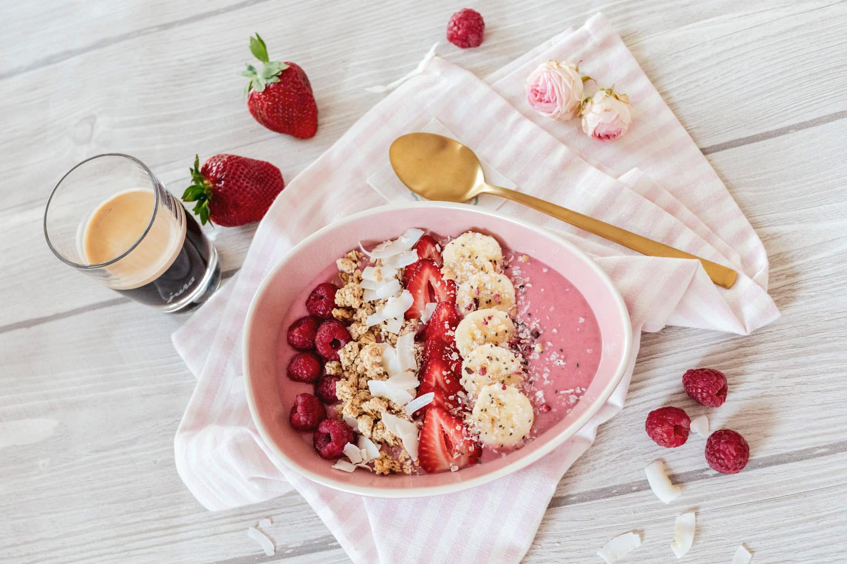 Smoothie Bowl mit Erdbeeren