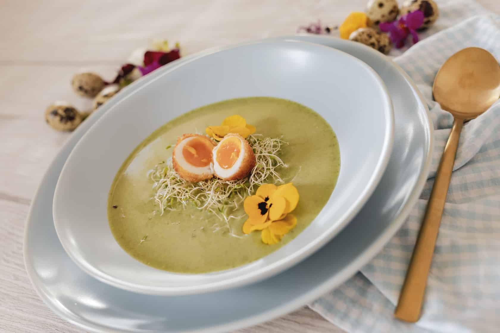 Bärlauchsuppe mit Wachtelei