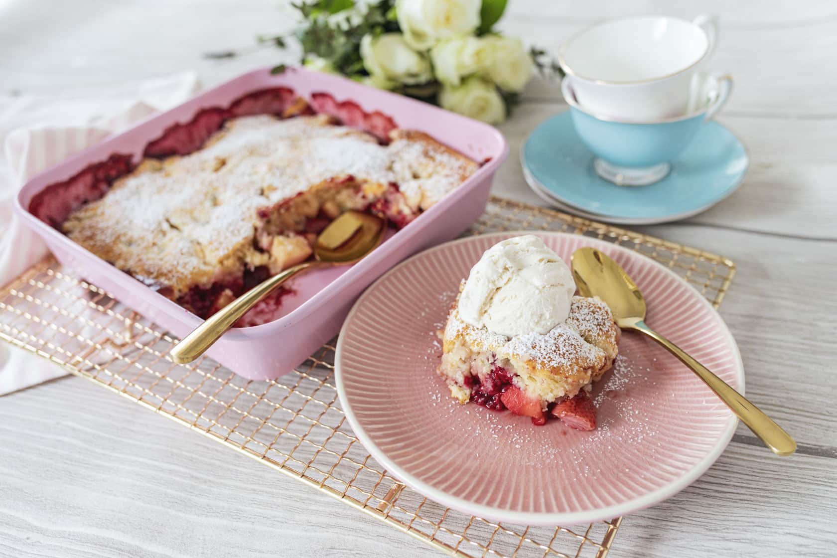 Cobbler mit Apfel, Beeren und Kokos