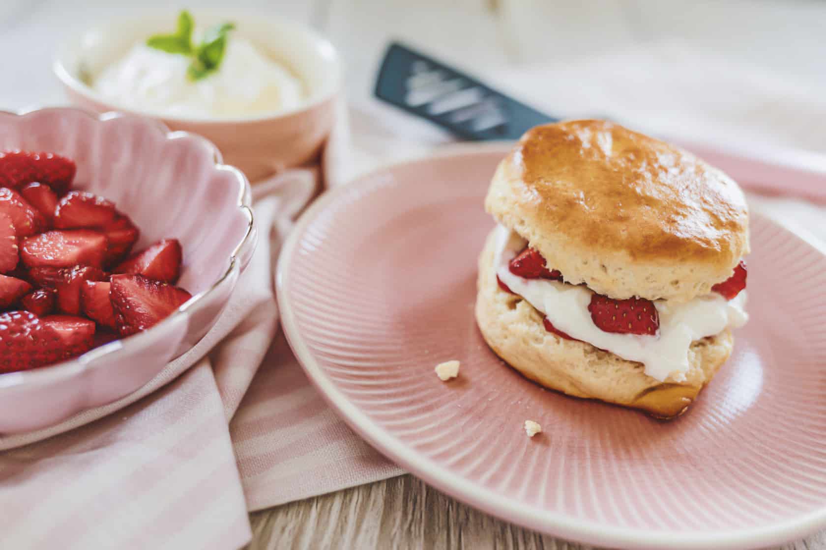 Scones mit Erdbeeren und Clotted Cream