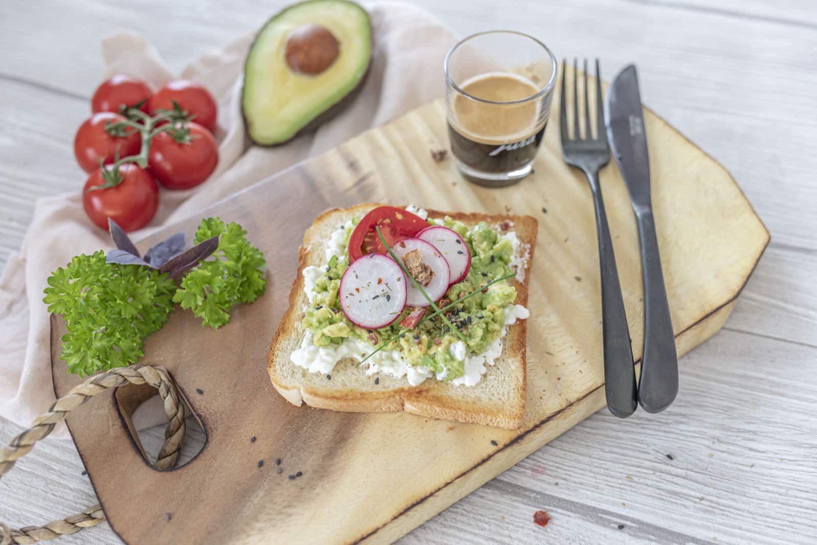 Toast mit Avocado und Hüttenkäse