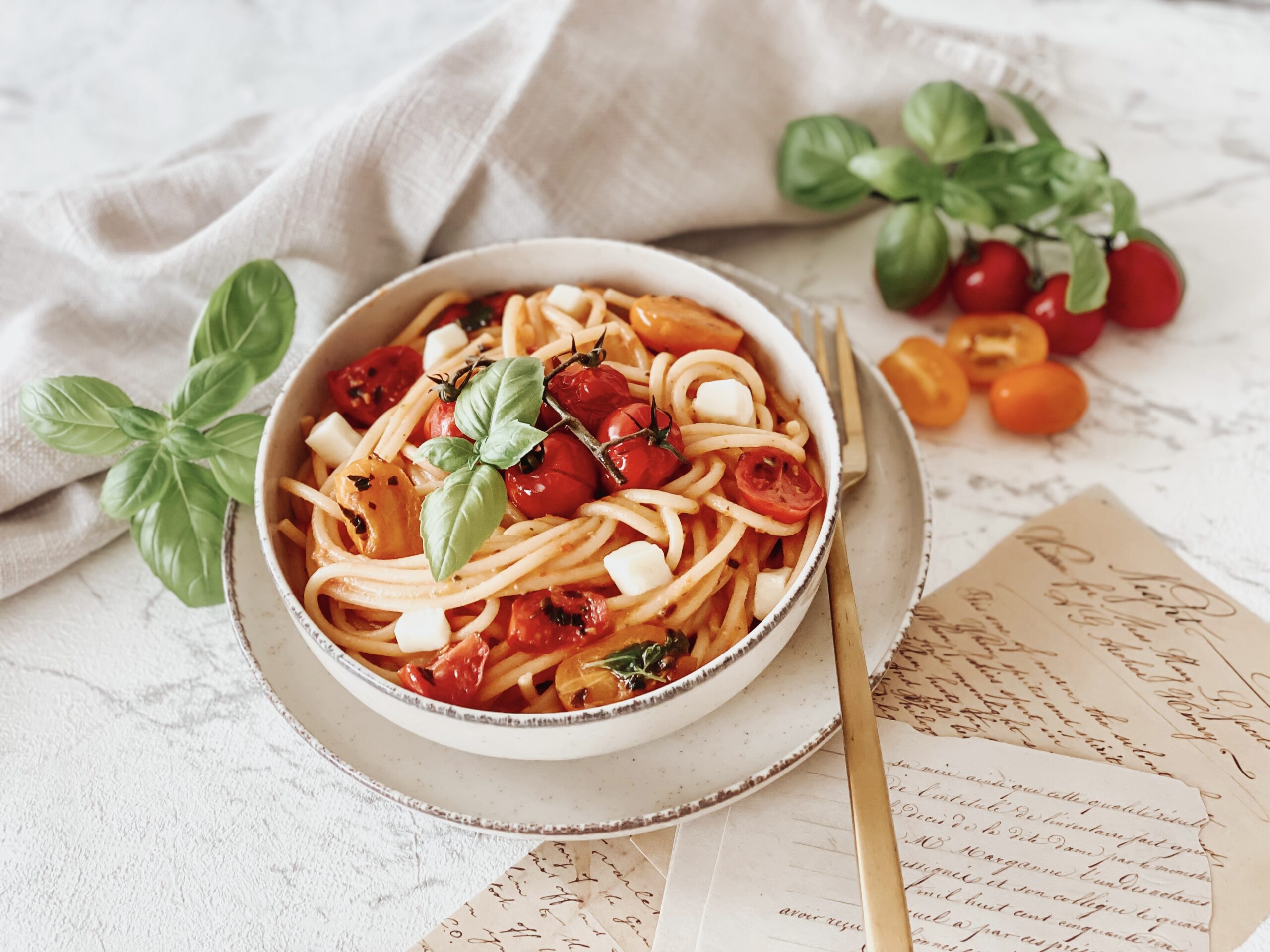 Spaghetti in cremiger Tomaten-Mozzarella-Sauce