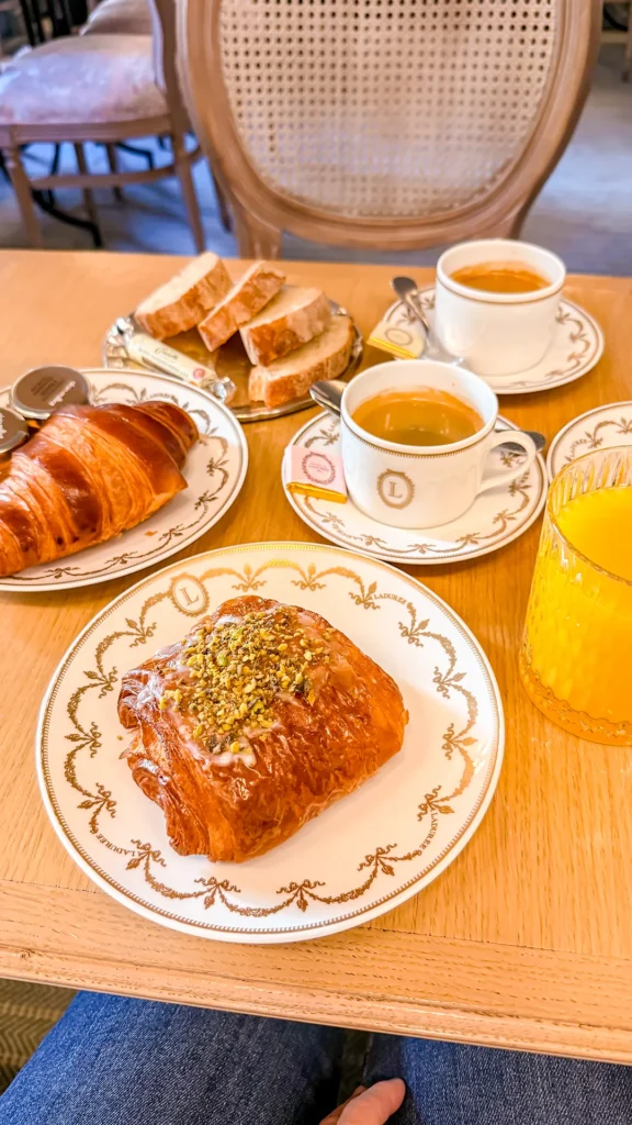 Frühstück bei Ladurée Paris