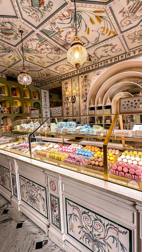 Frühstück bei Ladurée Paris
