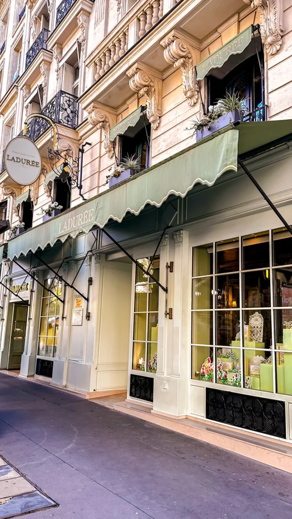 Frühstück bei Ladurée Paris