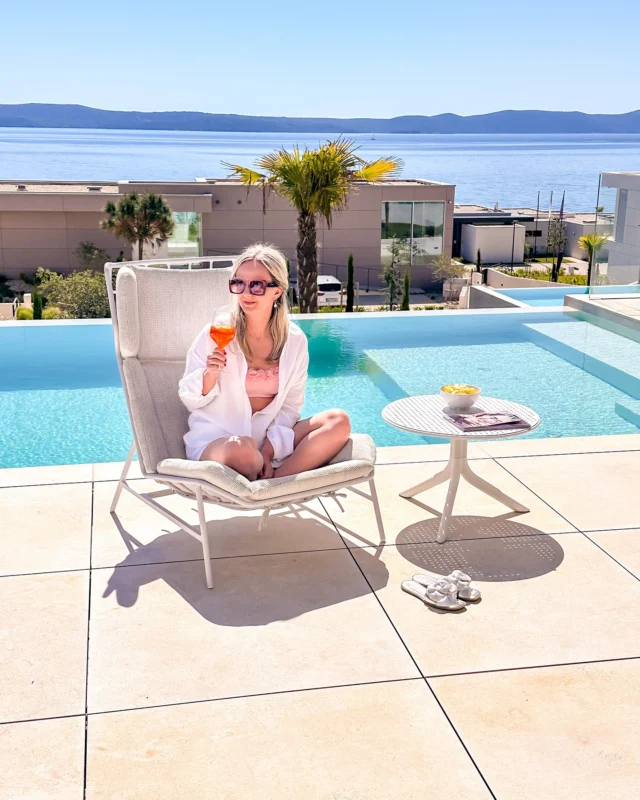 Dieser Trip hat mir die Lebensgeister wieder eingehaucht. 💕 Es war genau das, was ich mir gewünscht habe: Meer sehen 🌊, Pool mit Blick aufs Meer, schönes Wetter 🌞, eine luxuriöse Unterkunft und STILLE. Kein Lärm, keine anderen Menschen. Nur das Meeresrauschen und der Gesang der Möwen. Dieser Ort gehört nun definitiv zu meinen Lieblingsplätzen. Die Heimfahrt war leider dann nicht ganz optimal. Sind über 3 Stunden im Stau gestanden und erst nach Mitternacht daheim gewesen. 🧿 Das ist oft der Grund, warum wir so selten nach Kroatien fahren. Wir stehen immer im Stau. Nichtsdestotrotz war dieser Trip unvergesslich!