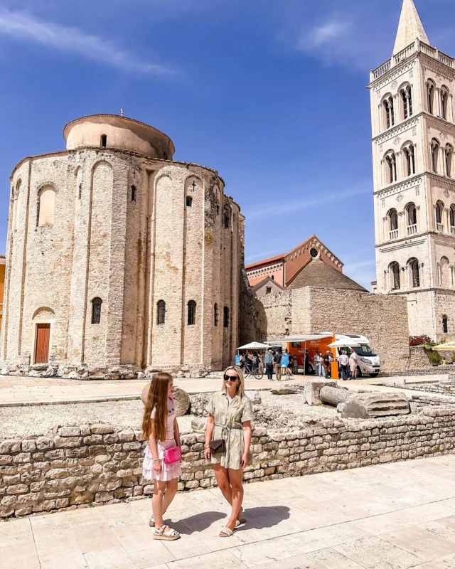 …kein Urlaub ohne eine Portion Kultur! Beim Heimfahren haben wir Zadar erkundet: das Forum Romanum, die Kirche des hl. Donatus, die singende Meeresorgel und den Gruß an die Sonne. Habt ihr einen Lieblingsort in Kroatien? 🇭🇷