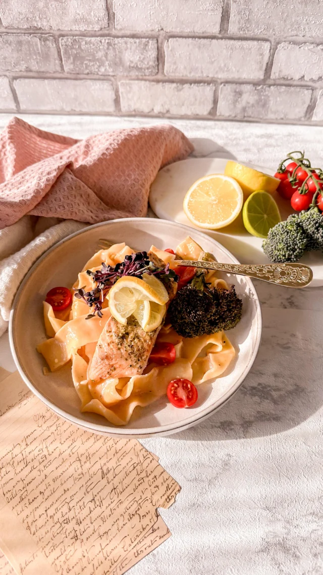 Wenn der Hunger groß ist und die Lust zu kochen klein: One Pot Lachs-Pasta regelt das 🍝💁🏼‍♀️

Spart Zeit, Nerven und Abwasch. Und ja – sie schmeckt so gut, wie sie aussieht!

Für alle, die schnelle Soulfood-Gerichte lieben: Unbedingt abspeichern & nachkochen 💛

🐟 Hier das Rezept für die One Pot Lachs-Tagliatelle aus dem Ofen:

Zutaten (für ca. 3 Portionen):
•	3 gefrorene Lachsfilets
•	300 g Tagliatelle (ungekocht)
•	ein paar Brokkoliröschen
•	8 Cherrytomaten
•	½  Zwiebel
•	½  Knoblauchzehe
•	40 g Tomatenmark
•	250 ml Schlagobers
•	150 ml Milch
•	700 ml Wasser
•	3 TL Gemüsebrühe
•	Sonnentor Holy Veggie Gewürz für den Lachs 
•	Salz & Pfeffer nach Geschmack
 
Zubereitung:
1.	Nudeln ungekocht in eine Auflaufform geben.
2.	Brokkoli waschen, in Röschen teilen und auf den Nudeln verteilen.
3.	Cherrytomaten halbieren und ebenfalls dazugeben.
4.	Für die Sauce: Zwiebel und Knoblauch fein hacken, mit Tomatenmark, Sahne, Milch, Wasser, Brühe gut verrühren - man kann hier noch 1 EL Maizena hinzufügen, damit die Sauce kompakter ist). Mit Salz & Pfeffer abschmecken.
5.	Sauce über die Zutaten in der Auflaufform gießen.
6.	Gefrorene Lachsfilets oben auflegen und mit etwas Holy Veggie würzen.
7.	Im vorgeheizten Ofen bei 200 °C Ober-/Unterhitze ca. 35 Minuten backen. Zwischendurch prüfen, ob die Nudeln mit Sauce bedeckt sind – ggf. vorsichtig umrühren.

Viel Spaß beim Nachkochen und Genießen!